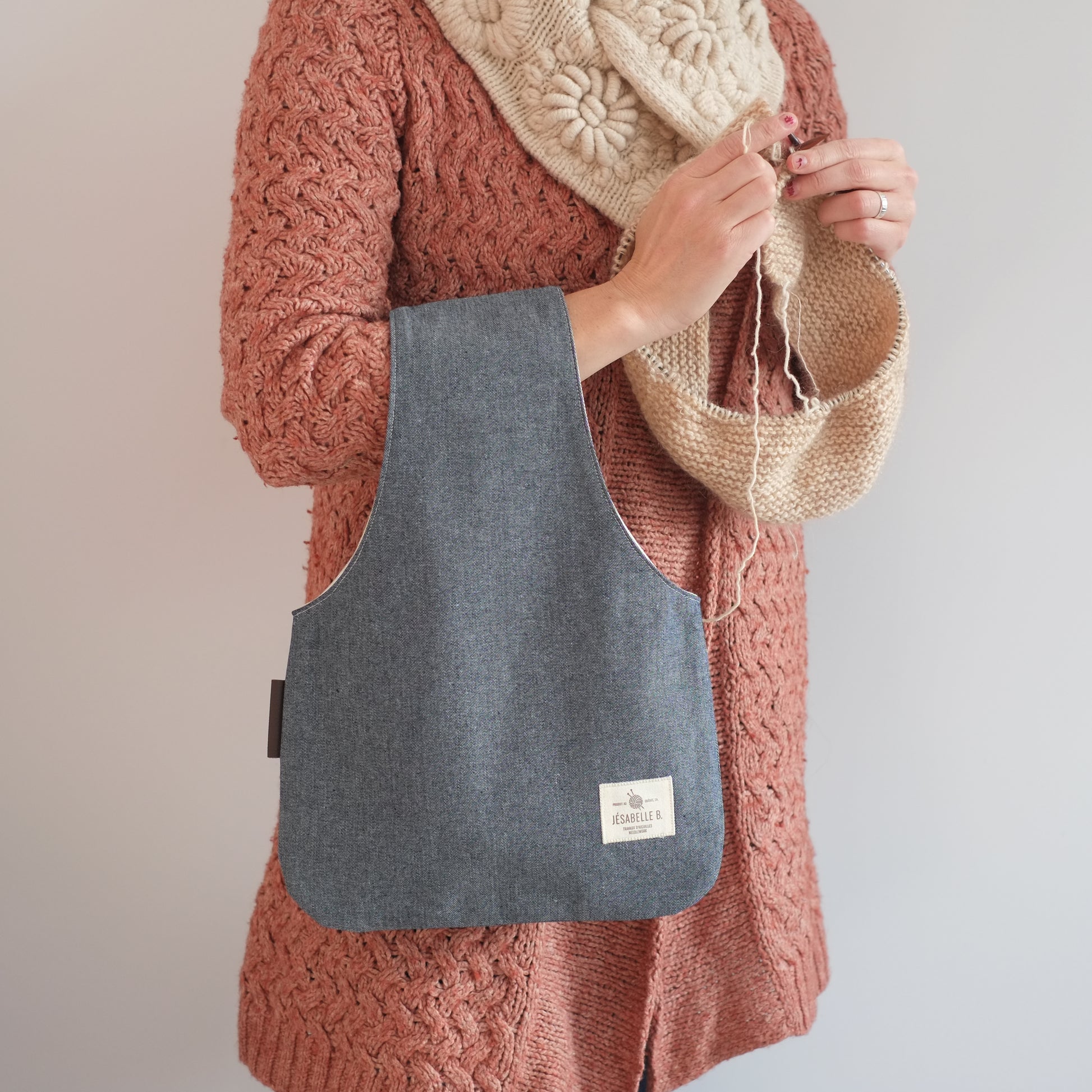 Medium grey denim portable knitting bag on wrist — knit on the go, hands-free / Sac à projet tricot portatif en denim gris au bras — tricoter en marchant, mains libres