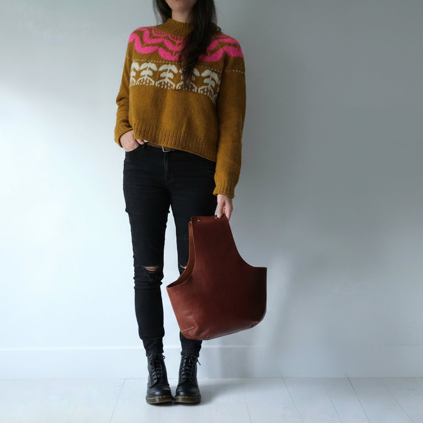 Perfect size brown leather knitting bag for on the go knitting / Format parfait pour tricot pour emporter fait de cuir brun véritable