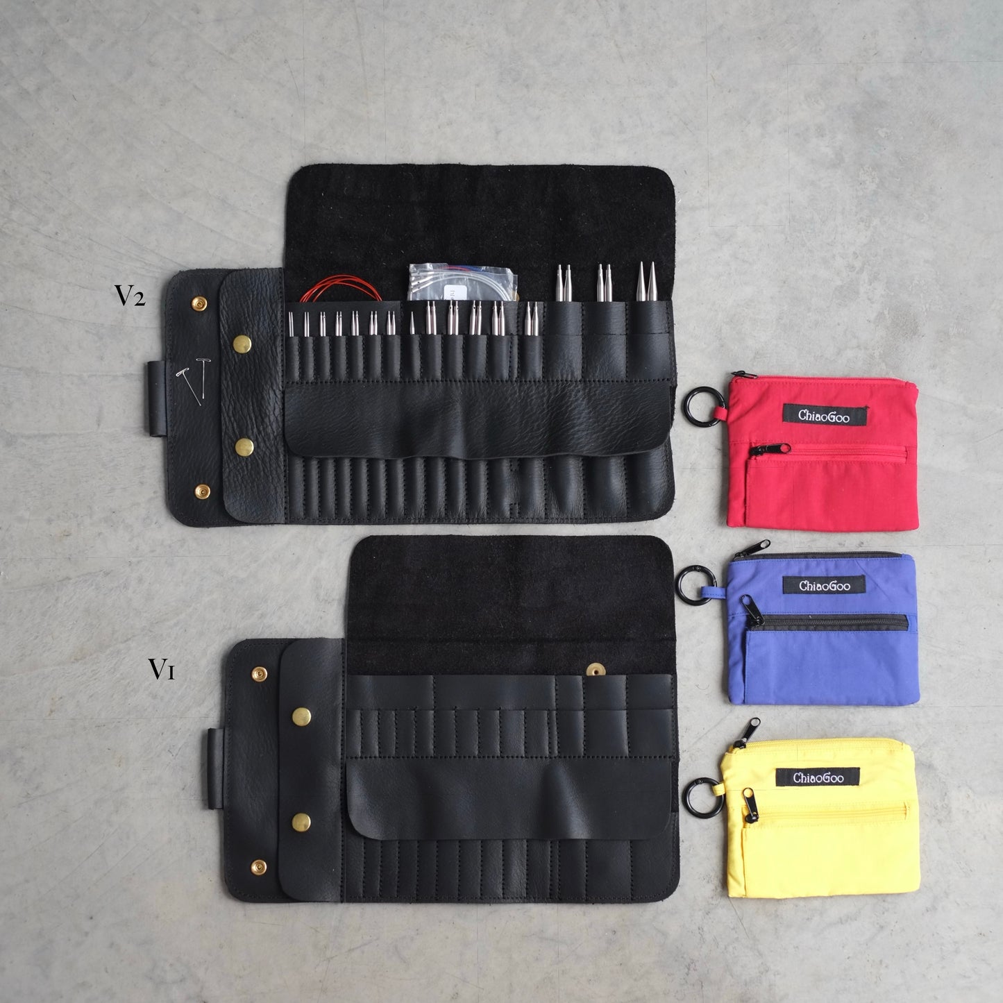 Comparison between the V1 and V2 of the shorties black leather needle case / Comparaison entre la version 1 et la V2 des étuis d'aiguilles en cuir noir