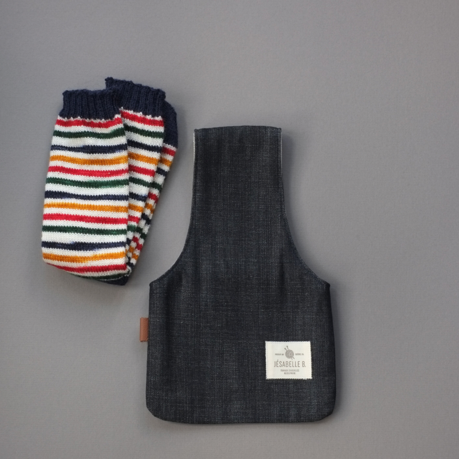 Small wristlet for knitting or crochet perfect for socks / Pochette de tricot en denim bleu foncé classique pour le tricot de chaussettes
