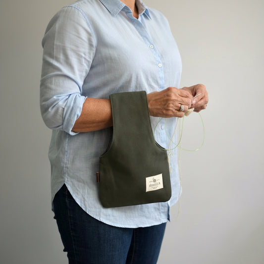 Green mini knitting bag for knitting on the go / Mini sac de tricot en canevas vert pour le tricot sur le pouce