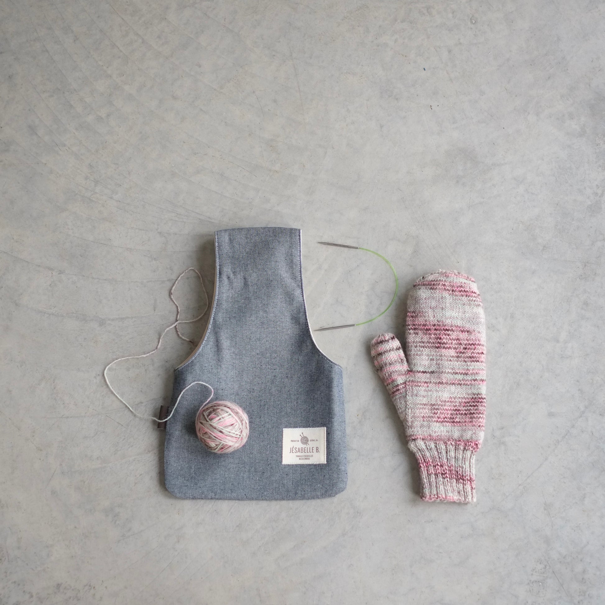 Gray denim yarn pouch for knitting a mitten / Sac de tricot en denim gris pour tricoter une mitaine