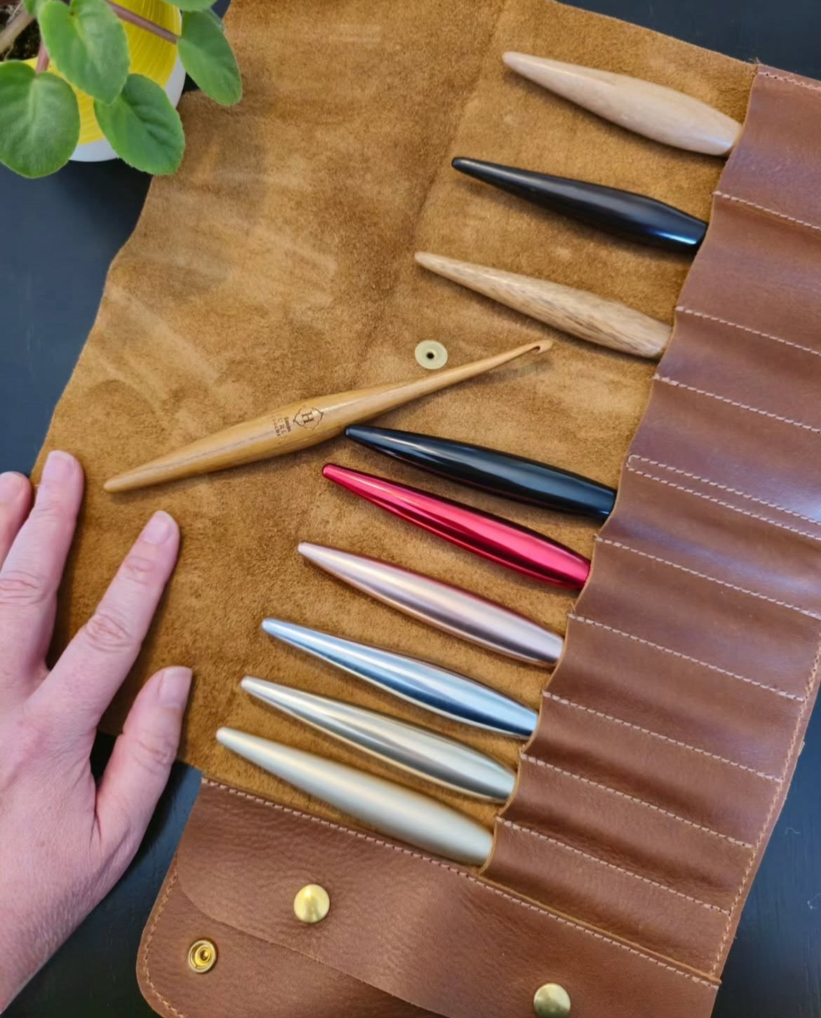 Vue de haut de l'étui à crochets en cuir brun ouvert — assortiment complet de crochets rangés du plus petit au plus grand, organiseur fait main, Jésabelle B. | Top view of brown leather crochet organizer open — full hook set stored from smallest to largest, handmade organizer, Jésabelle B.
