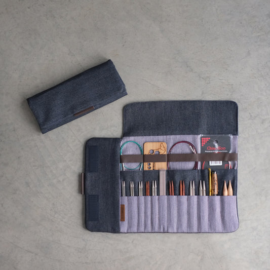 Étui d'aiguilles en denim bleu foncé et tissu rayé — vue de haut, version ouverte et fermée côte à côte, Jésabelle B. | Dark denim knitting needle case with striped fabric — top view, open and closed versions side by side, Jésabelle B.

