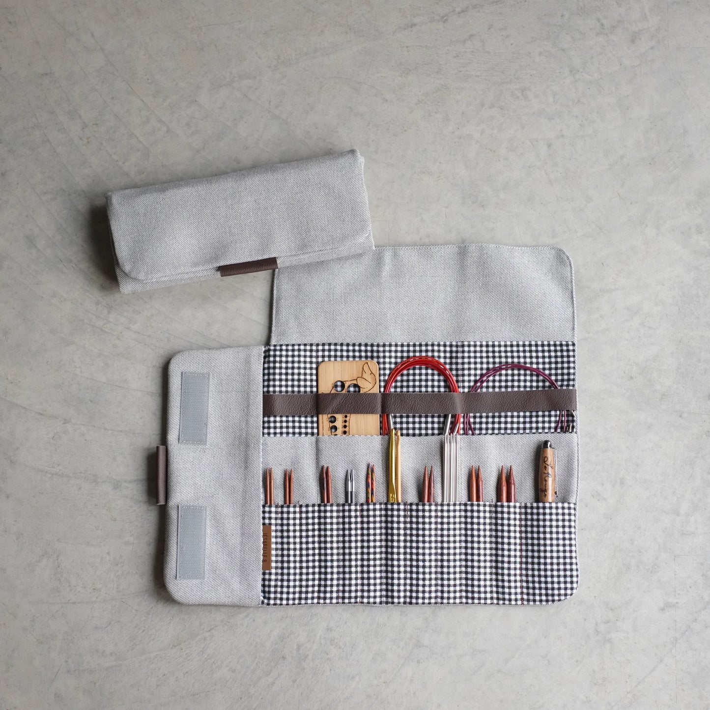 Étui d'aiguilles à tricoter en denim gris fait main — vue de haut, 12 espaces de rangement, Jésabelle B. | Handmade grey denim knitting needle case — top view, 12 storage slots, Jésabelle B.