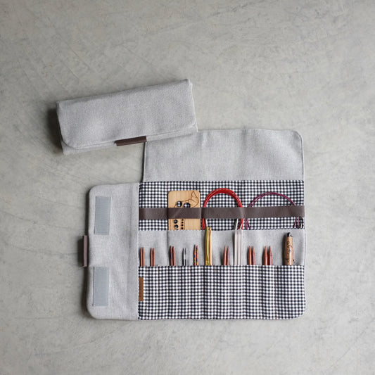 Étui d'aiguilles à tricoter en denim gris fait main — vue de haut, 12 espaces de rangement, Jésabelle B. | Handmade grey denim knitting needle case — top view, 12 storage slots, Jésabelle B.