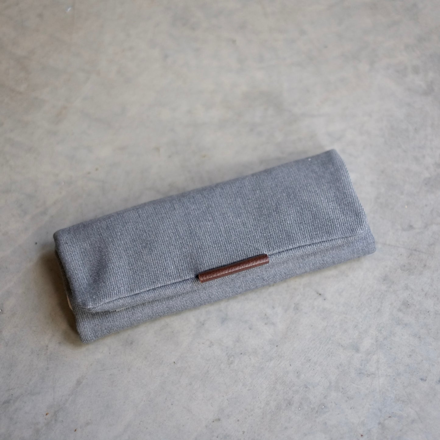 Étui d'aiguilles minimaliste en denim gris fermé — design classique, durable et intemporel, fait main au Canada, Jésabelle B. | Minimalist grey denim needle case closed — classic, durable and timeless design, handmade in Canada, Jésabelle B.
