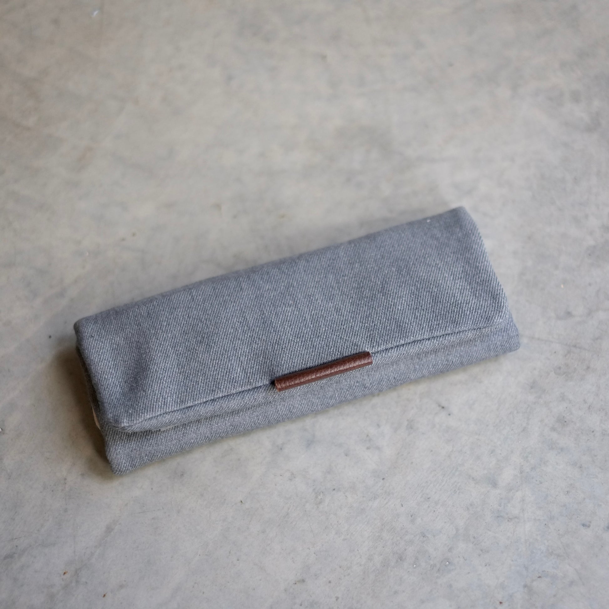 Étui d'aiguilles minimaliste en denim gris fermé — design classique, durable et intemporel, fait main au Canada, Jésabelle B. | Minimalist grey denim needle case closed — classic, durable and timeless design, handmade in Canada, Jésabelle B.