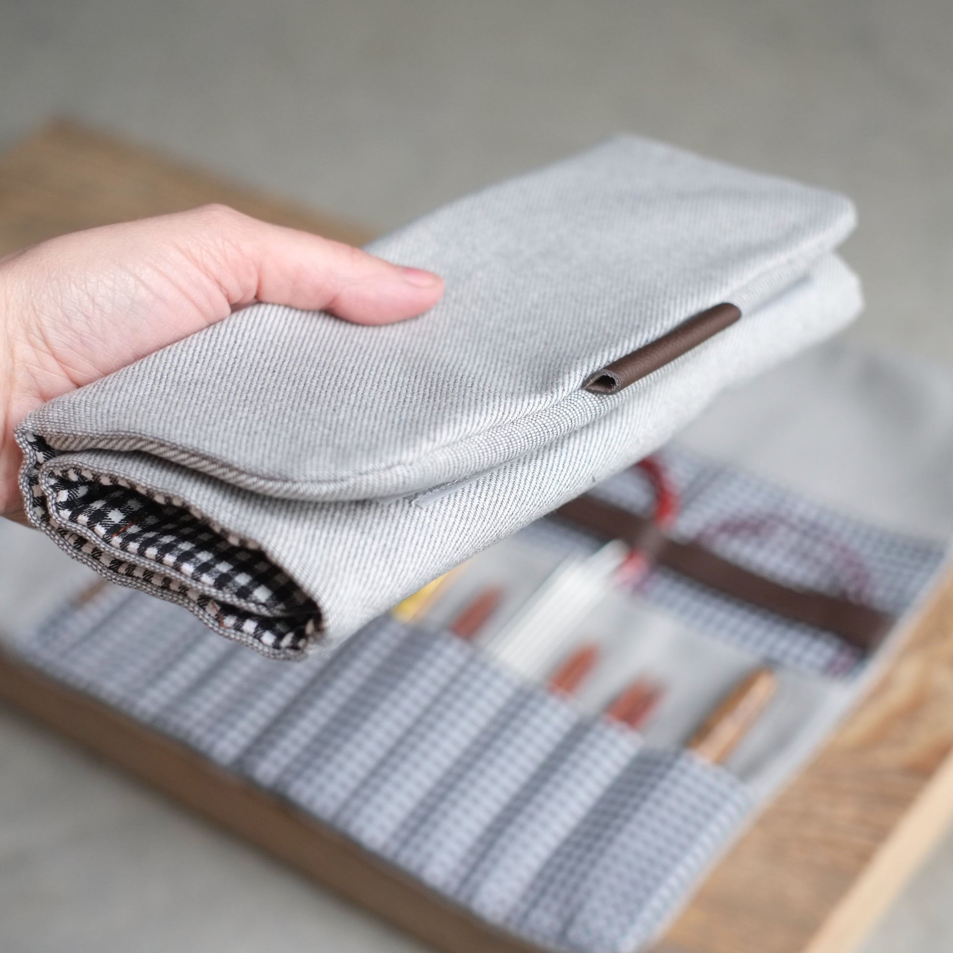Étui d'aiguilles compact en denim gris fermé — format portable et léger, idéal cadeau tricoteuse, fait main au Canada, Jésabelle B. | Compact grey denim knitting needle case closed — lightweight and portable, perfect gift for knitters, handmade in Canada, Jésabelle B.