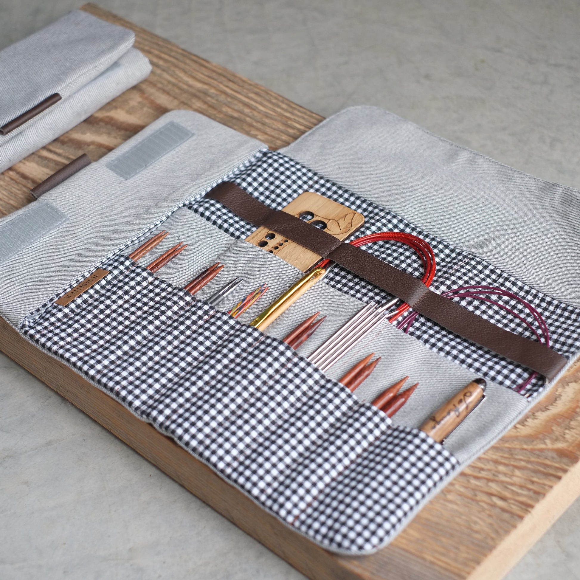 Étui d'aiguilles denim gris ouvert — rangement aiguilles circulaires interchangeables, crochets et câbles de tricot, Jésabelle B. | Grey denim needle organizer open — interchangeable circular needles, crochet hooks and cables storage, Jésabelle B.
