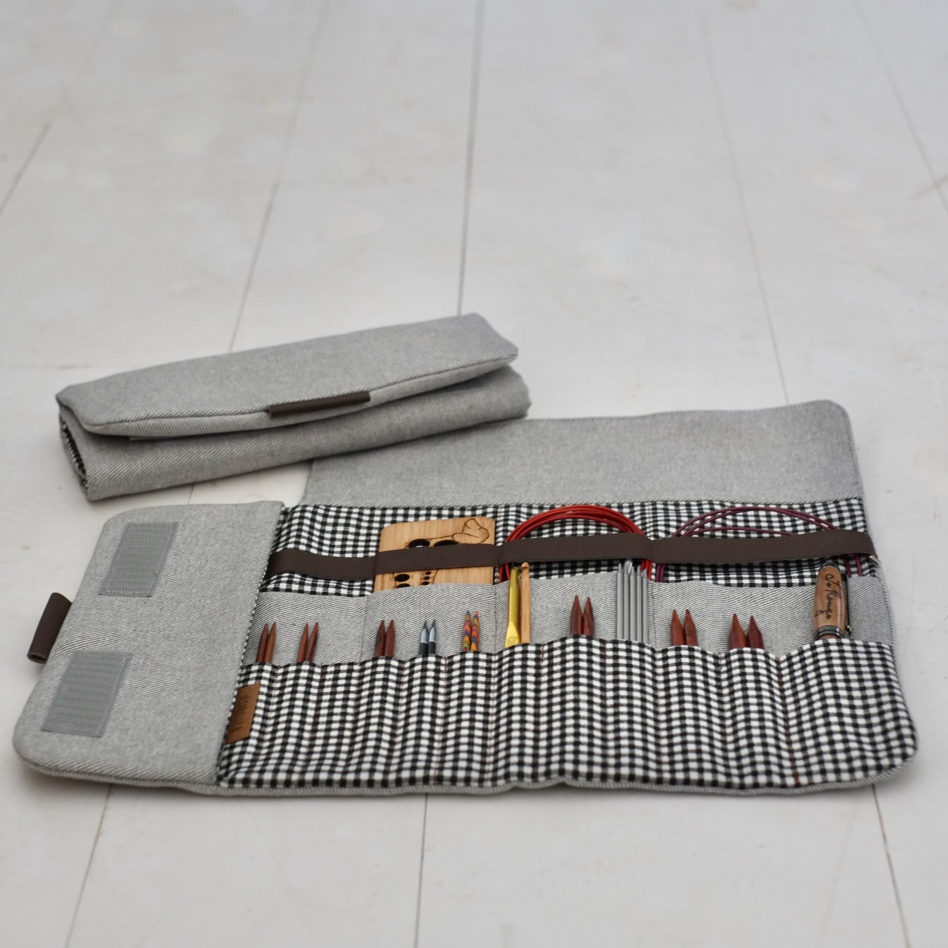 Étui d'aiguilles denim gris ouvert et fermé côte à côte — aiguilles circulaires interchangeables et câbles parfaitement rangés, Jésabelle B. | Grey denim needle case open and closed side by side — interchangeable circular knitting needles and cables neatly organized, Jésabelle B.