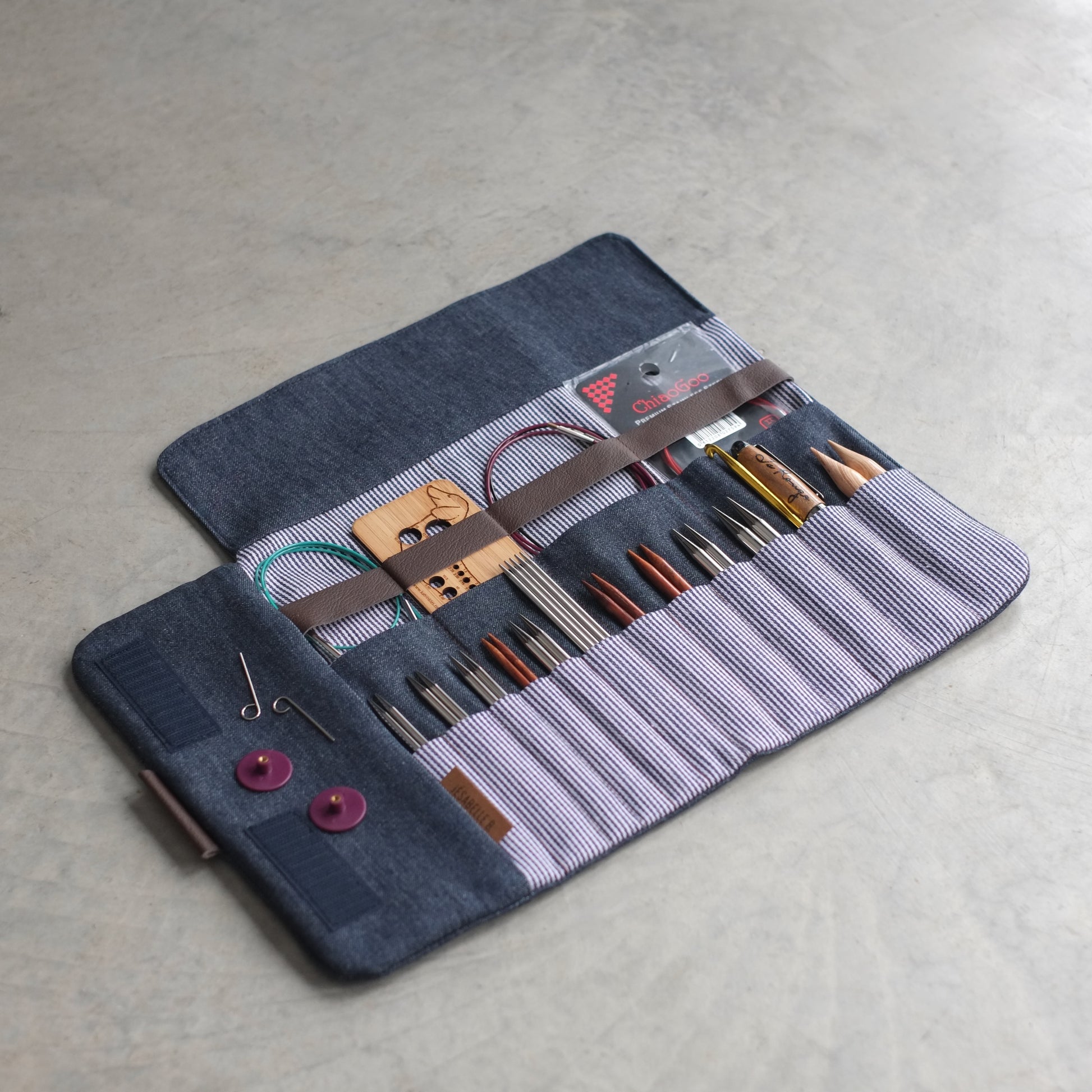 Étui d'aiguilles denim bleu foncé ouvert en entier — tous les outils de tricot et crochet rangés, organiseur complet fait main au Canada, Jésabelle B. | Dark denim knitting needle case fully open — all knitting and crochet tools stored, complete handmade organizer, made in Canada, Jésabelle B.
