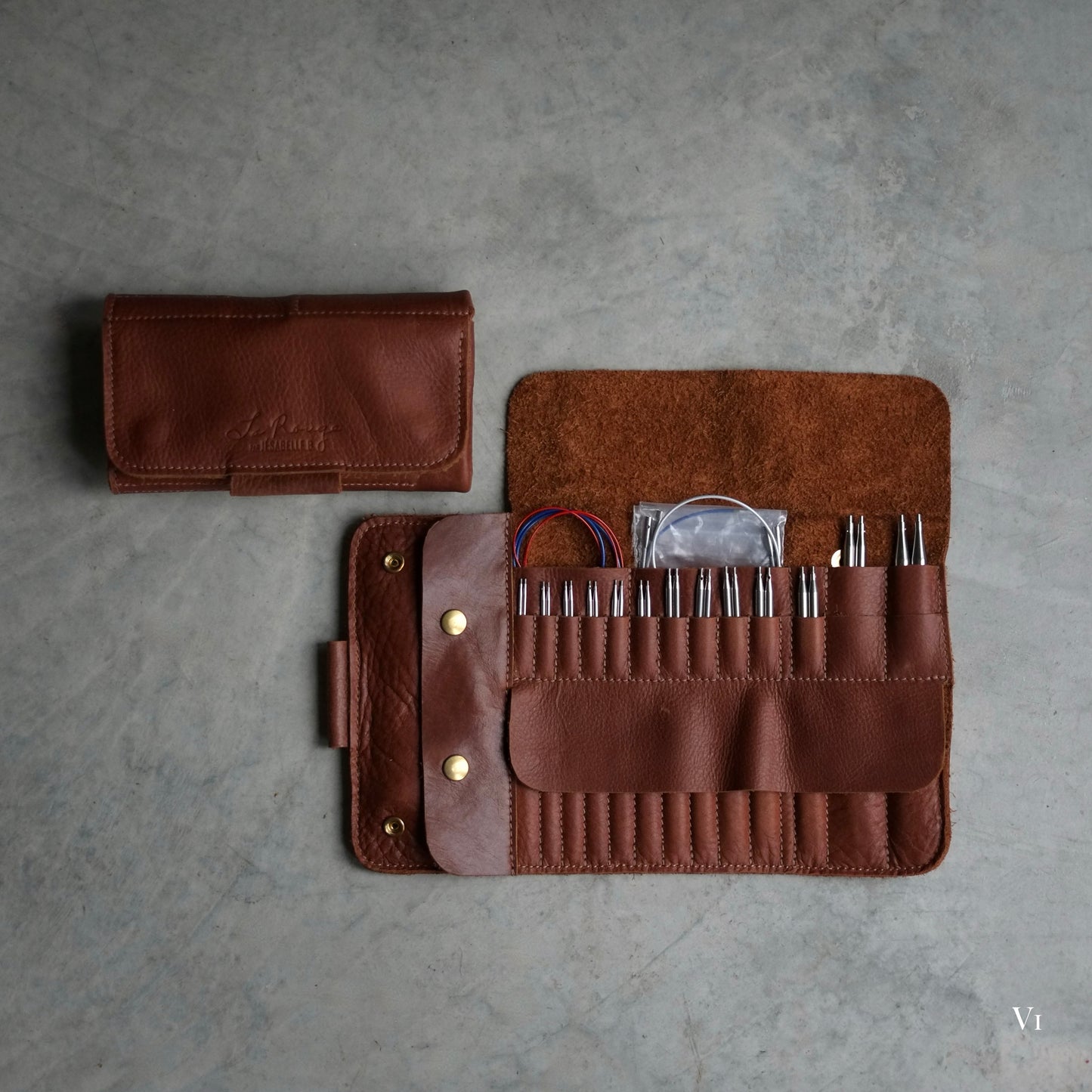 Version one of the brown leather shorties needle case one open, one closed / Version 1 de l'étui pour aiguilles shorties en cuir brun, un ouvert et un fermé