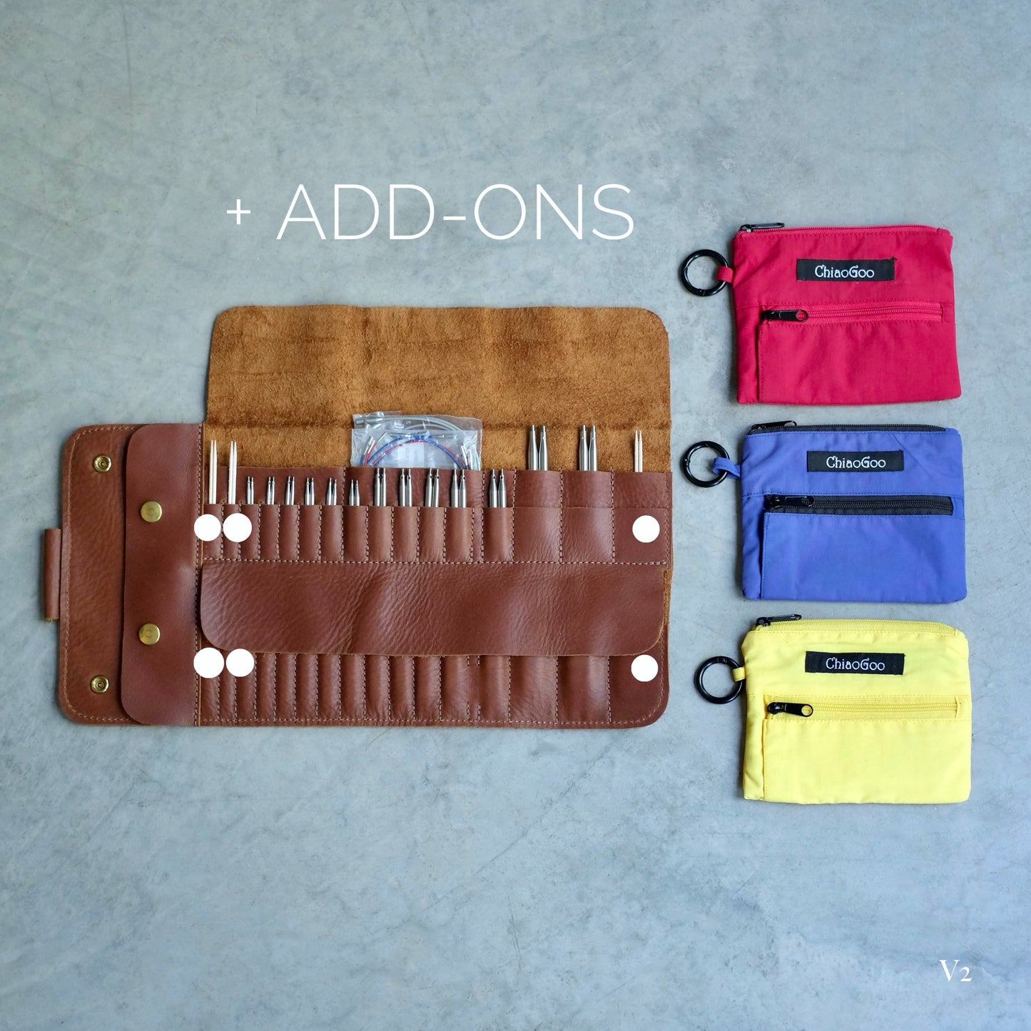 Top view of the brown leather case with the specific add-on needle placement / Vu de haut de l'étui V2 et des aiguilles spécifiques que l'on peut y mettre