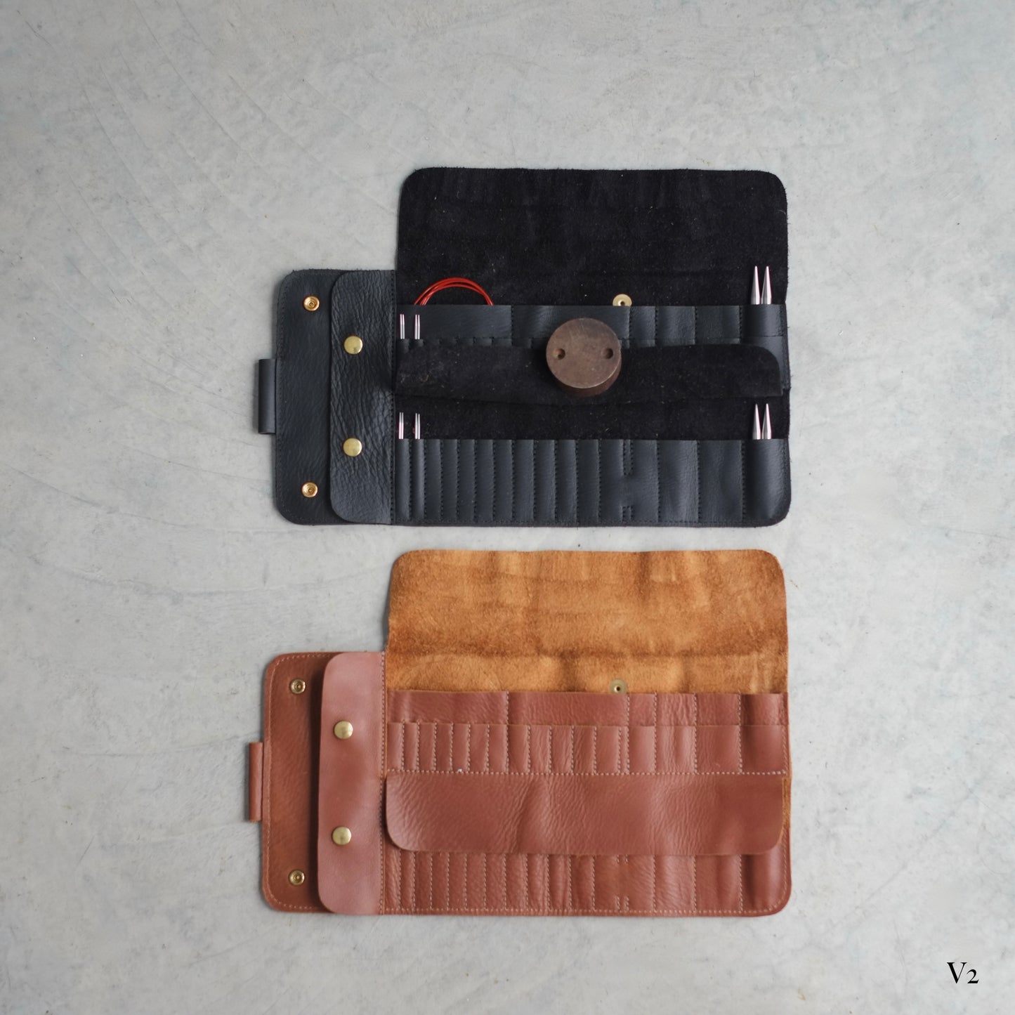 Top view of the black and the brown case in V2 and the additional needles that fit in it / Vue de haut des étuis ouvert de la version 2, version étendue avec les aiguilles additionelles et leur emplacement