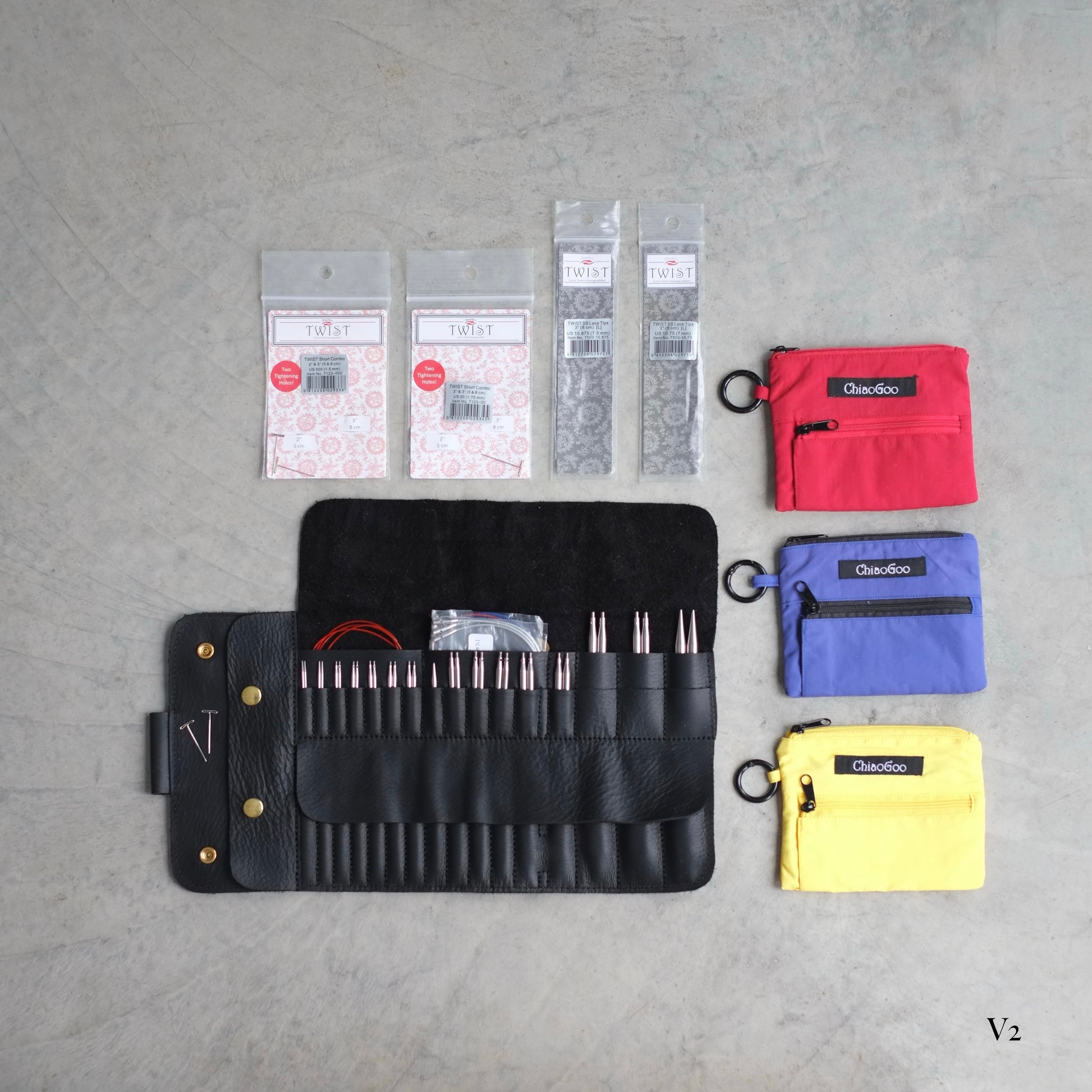 Top view of the V2 and the cases of the needles that can fit all-in-on case / Vue de haut de l'étui ouvert et des emballages des aiguilles qui entre dedans